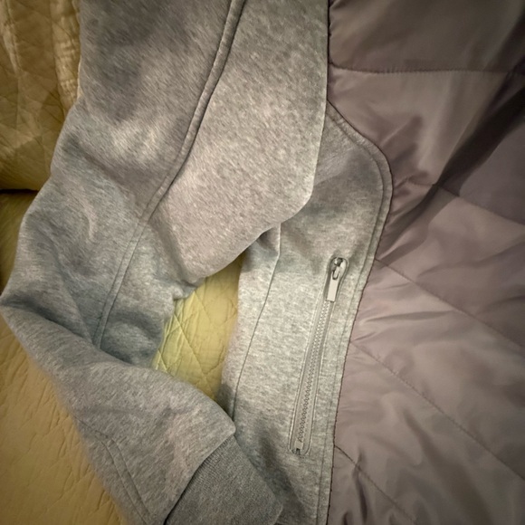 The North Face Men’s Light Gray Quilted & Fleece Hooded Bomber Jacket - Picture 7 of 10